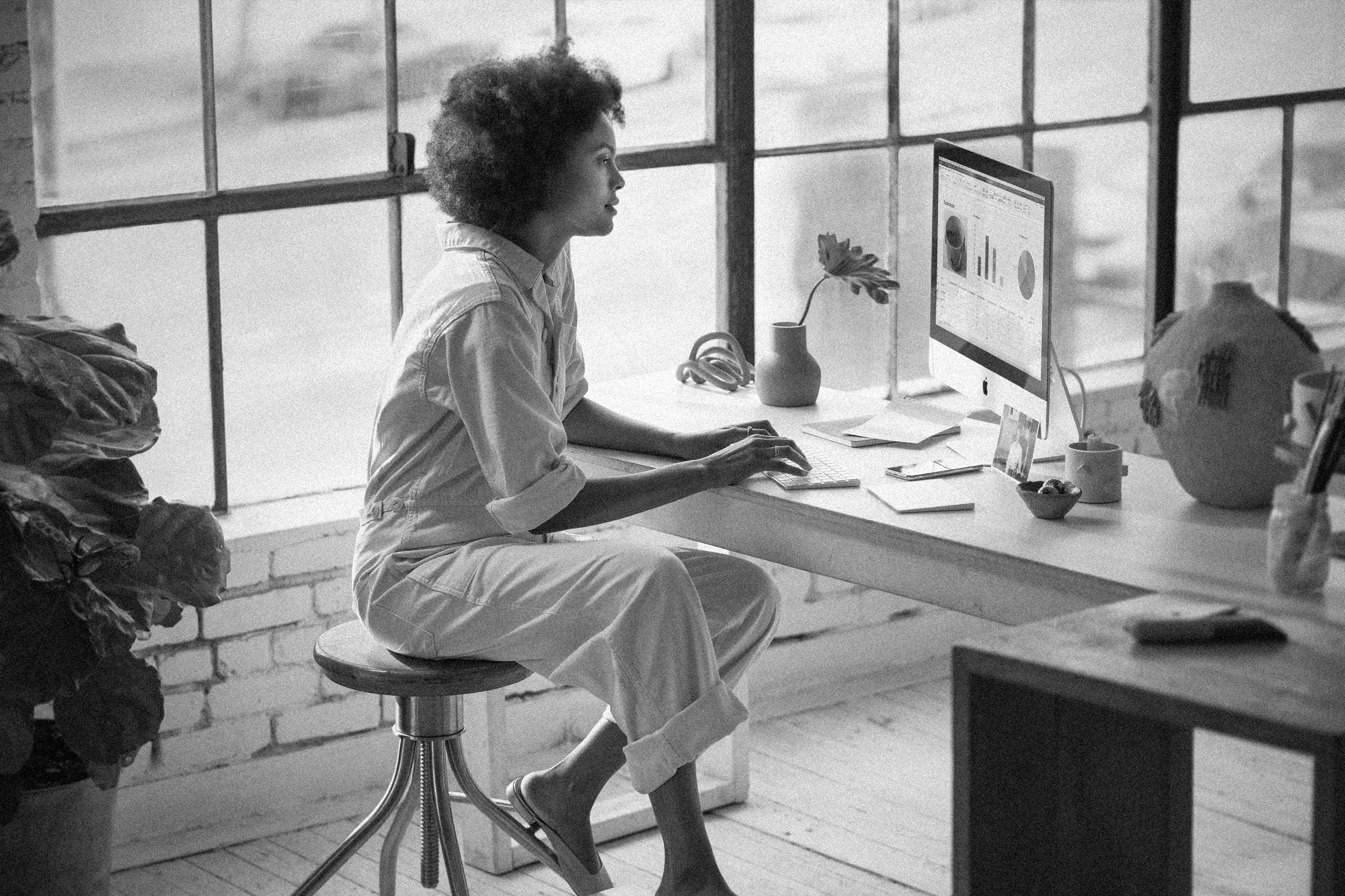 Vendeur Amazon travaillant sur un ordinateur de bureau