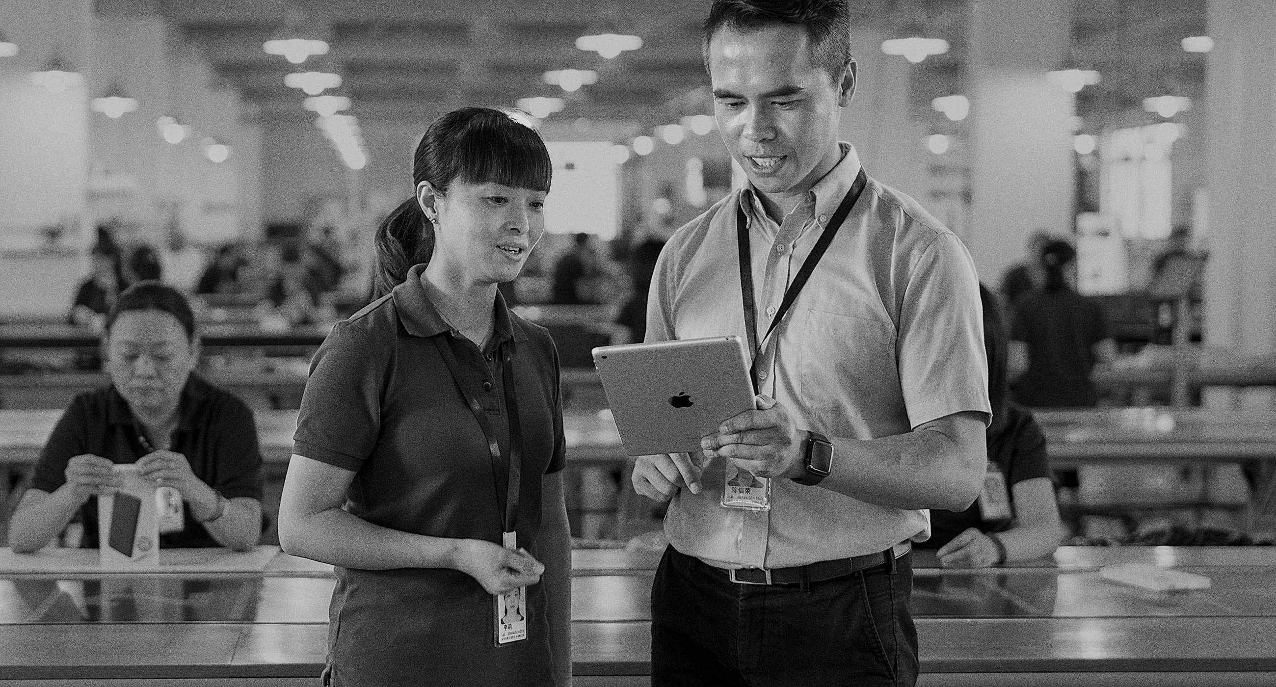 Deux collègues d’une équipe fournisseur Amazon consultant une tablette